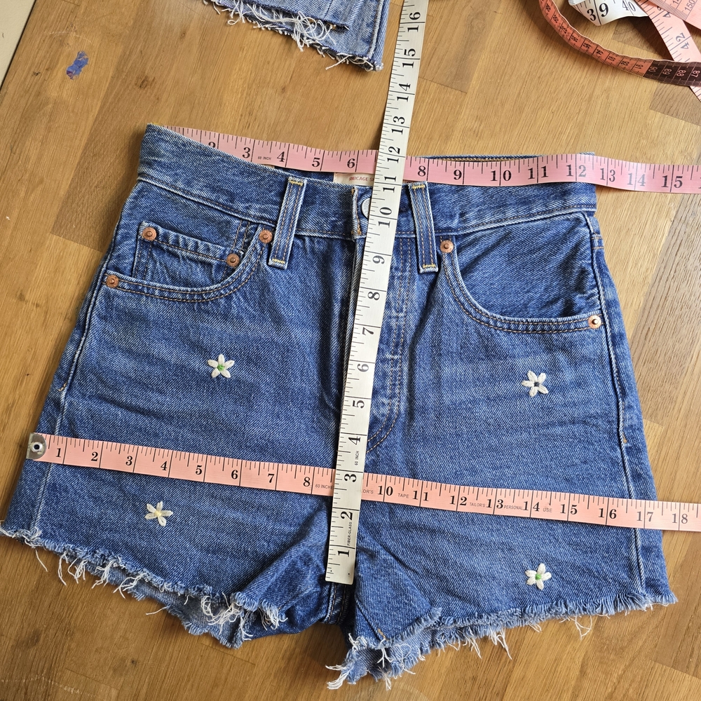 Levi's Ribcage High Waisted Jean Short Embroidered Daisy Short 24 - Picture 11 of 15